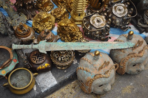 Year-end antique market in Hanoi's Old Quarter - ảnh 9